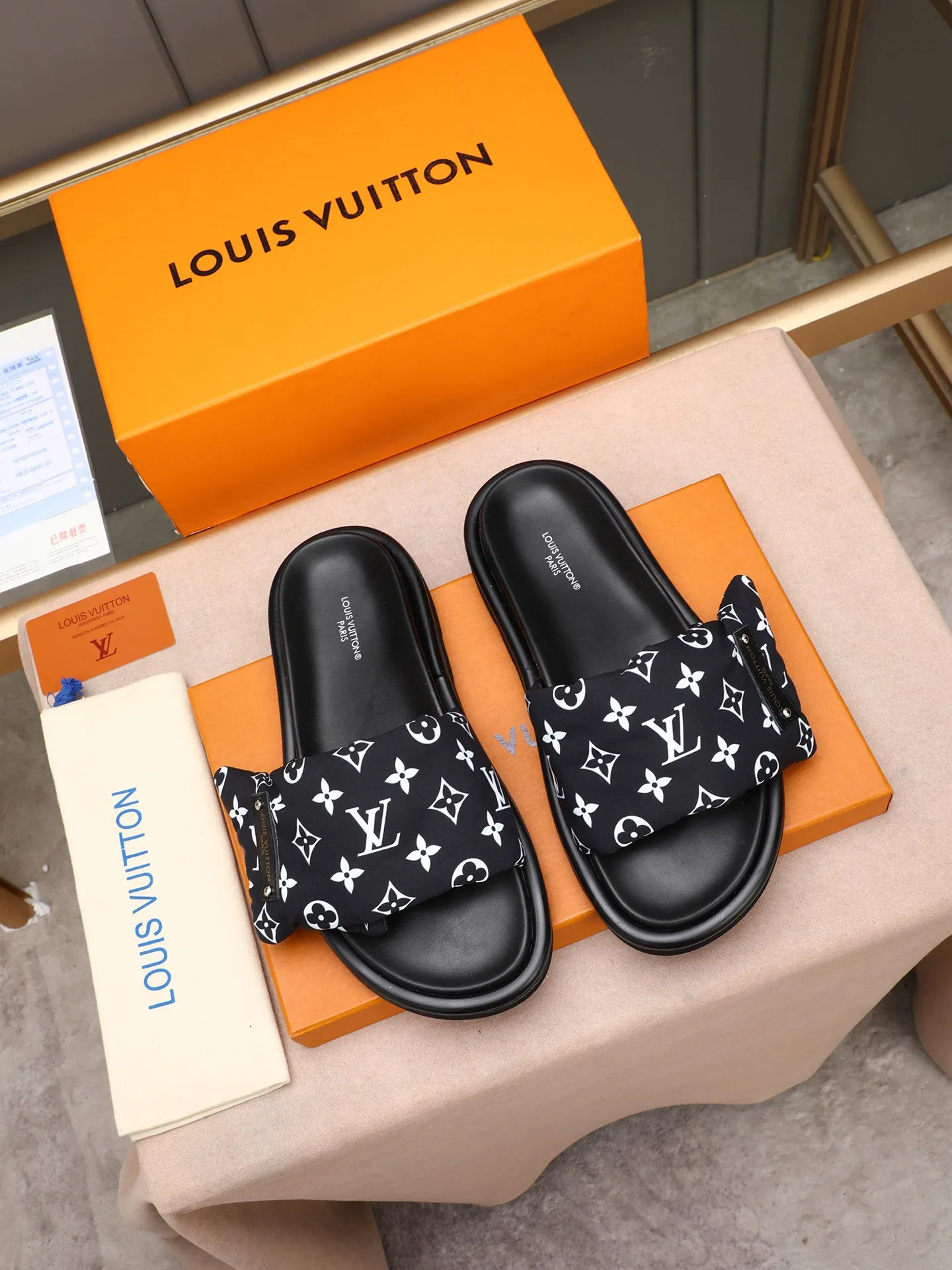 PP360 [LOUIS VUITTON] Louis Vuitton, LV printing, men's and women's slippers are on the market. The drawer box packaging comes with a cloth bag and a card. The upper pattern looks very soft and waxy, and it is a super versatile leg slimming tool. Fabric: imported denim/canvas/old fabric, LV hardware LOGO, official website pattern printing, comfortable to wear, feet: high-elastic PU water table. Sole: foam sole, heel height: about 5cm. Code number: 35-46, 35, 45, 46 are custom-made and non-returnable. Color: multiple colors and styles available.